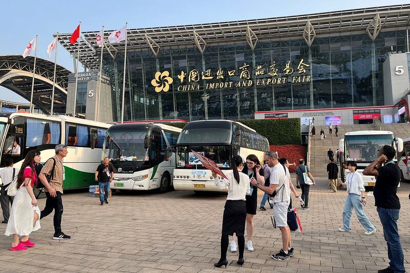 图为2023年4月16日时正在举办的2023年春季中国进出口商品交易会。多项经济数据显示,在2024年年初短暂回升后,中国的对外出口在今年三月份大幅下滑。(路透社图片)