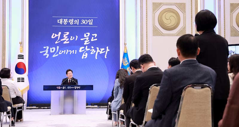 이재명 대통령이 3일 청와대 영빈관에서 '대통령의 30일, 언론이 묻고 국민에게 답하다' 기자회견을 하며 취재진의 질문을 받고 있다. 2025.7.3