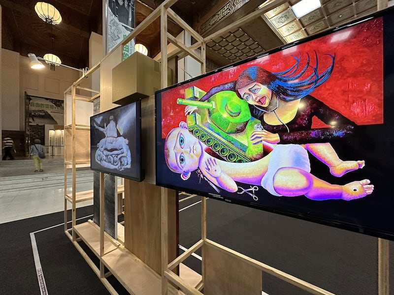 “生死存忘”六四事件35周年艺术展,汇聚18位艺术创作者30多件作品,含括中港台人权受侵害题材创作,在台北的中正纪念堂展出。(记者夏小华摄)