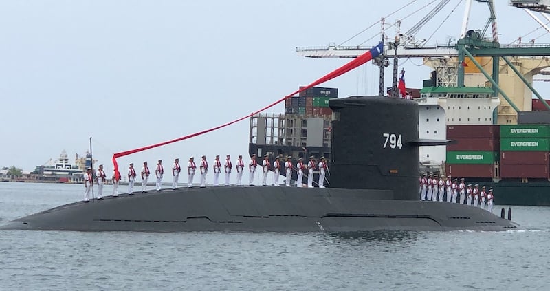 海虎军舰向蔡英文总统致敬。(记者夏小华摄)