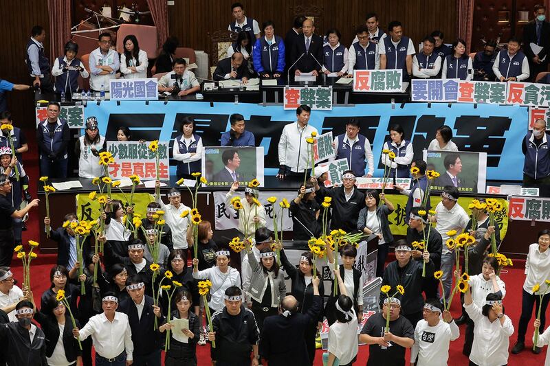 2024年5月21日,台湾的立法院漏夜审查《立法院职权行使法》修正草案,二读通过藐视国会罪、立法院调查权及听证权等多项条文。民进党立委在议场内手举向日葵高喊“反黑箱、反扩权”。(路透社)(路透社)