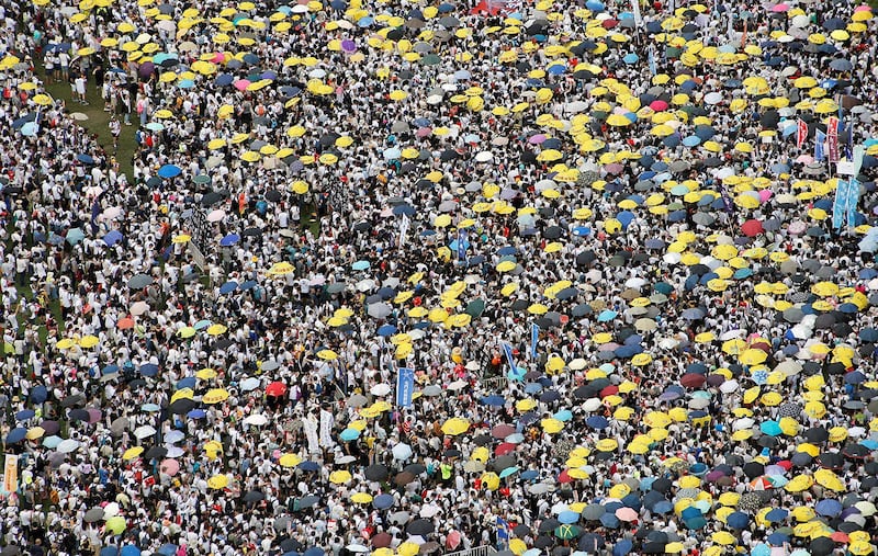 2019年6月9日,香港民间人权阵线举行反对修订《逃犯条例》的大游行,示威群众要求当局废除拟议中的把犯人引渡到中国的法案。示威者手持黄色遮阳伞,这是占领中环运动的象征。(路透社)