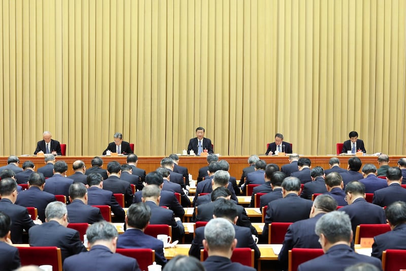 中共中央经济工作会议于2023年12月11日举行,到会的有中国国家主席习近平和其他高级官员。 (Yao Dawei/Xinhua via AP)