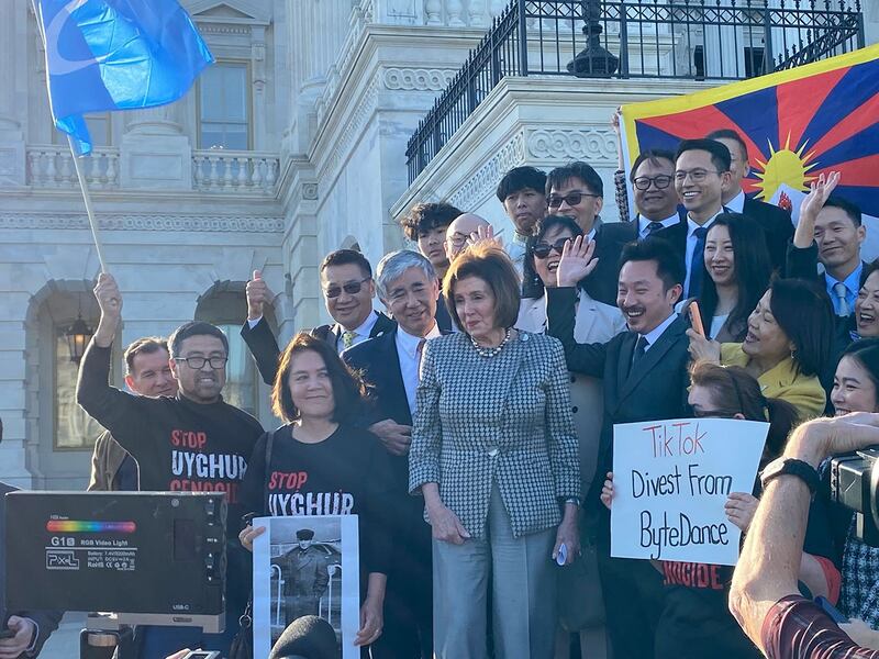 投票前夜,美国国会前众院议长佩洛西(Nancy Pelosi)等多位议员力促众议院通过有关要求把TikTok从字节跳动中剥离的法案。(摄影:凯迪/记者)