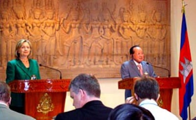 Ngoại trưởng Hoa Kỳ Hillary Clinton trả lời báo chí