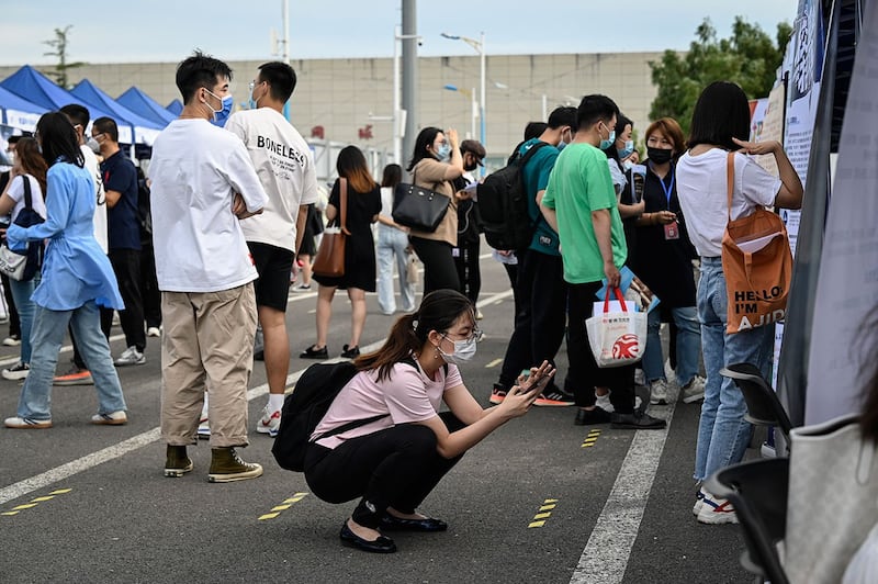 根据中国今年一月的青年失业率数据,即便数字经过"优化" ,不含在校生的16至24岁青年失业率也仍达14.6%。图为求职者参加在北京举办的一场招聘会。(法新社)