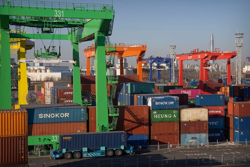 中国海关总署上周也发布最新数据,中国8月出口同比下降8.8%,连续第4个月下降,但好于《华尔街日报》调查预期的10%。(美联社资料图片)