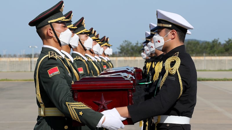 2020年9月27日,在仁川国际机场,韩中两国举行第七次中国志愿军遗骸交接仪式。(AP)