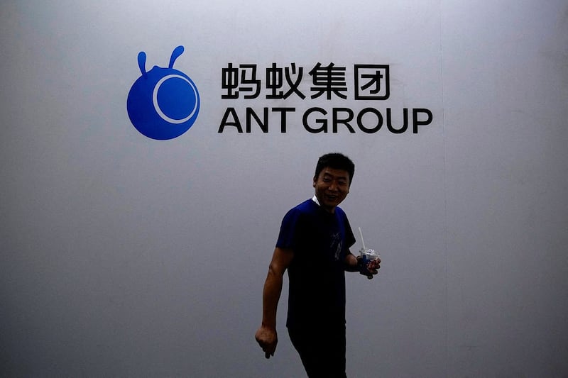 图为中国蚂蚁集团标志。中国监管当局自从2020年11月叫停蚂蚁集团在港上市, 随后即掀起"反垄断"风暴,对大型电商平台和科技巨头连出重拳,令这些企业市值损失上万亿。(路透社图片)