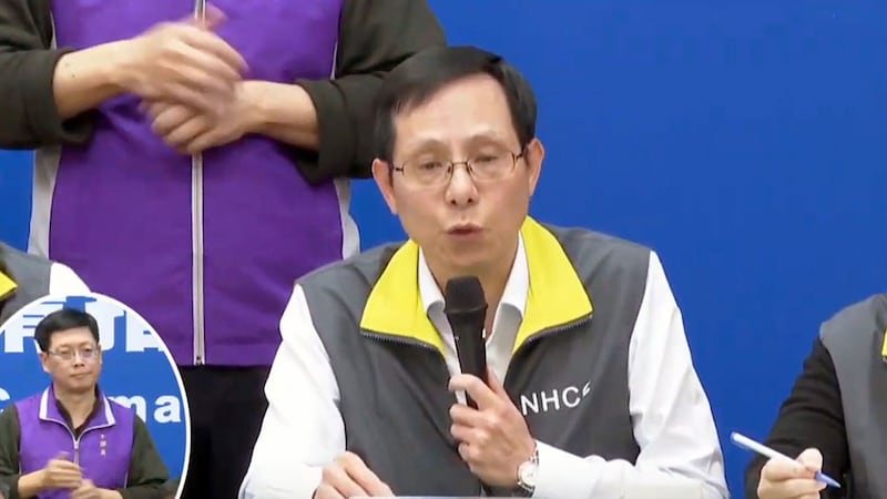 陆委会处长蔡志儒11日下午宣布12日起开放陆配子女入台,之后引来骂声。(视频截图)