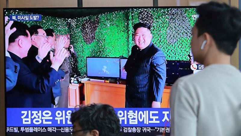 2019年5月4日,韩国首尔火车站电视屏幕中播报朝鲜领导人金正恩观察发射的实况。(美联社)