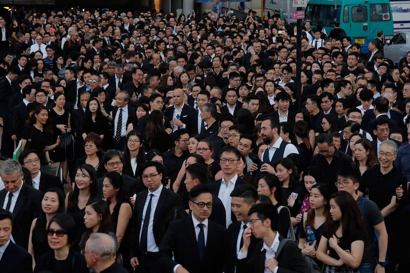 游行发起人郭荣铿指，估计这一次有2500至3000名律师及大律师参与游行，是回归以来人数最多的法律界“黑衣游行”。（路透社）