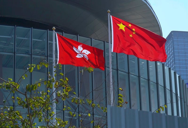 香港立法会前的中国国旗和香港区旗(美联社)