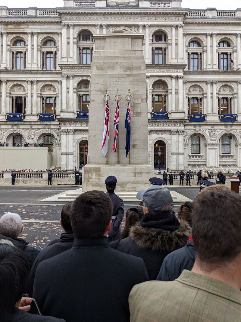 身在英国,却始终视香港为家,当Ivan看到英国和平纪念日仪式上,获群众鼓掌欢迎的老兵时,不禁遥想香港“重光”的一天。(“港援”脸书照片)