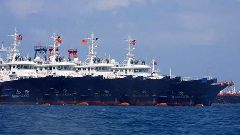 2021年3月7日,大批中国船只在菲律宾外海的牛轭礁附近停泊。(法新社)