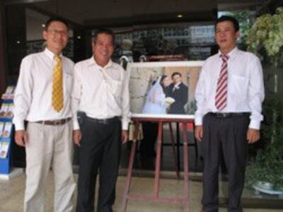 Từ trái sang: Anh Phan Thanh Hải (Blogger Anh Ba SG), Anh Nguyễn Ngọc Quang và Anh Lê Trần Luật tại Lễ cưới Vợ Chồng Blogger Uyên Vũ hôm 30.05.2010. Photo courtesy of CLBNBTD.