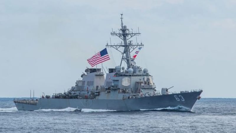 美国阿利·伯克级驱逐舰史塔森号(DDG 63)穿越台湾海峡,展现美国致力于一个自由开放印太地区的承诺。(US Navy)