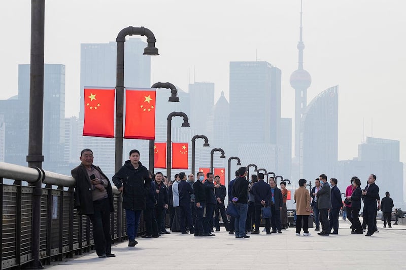 2023年3月7日,上海,全国人民代表大会期间,人大代表参观陆家嘴金融区。(路透社)