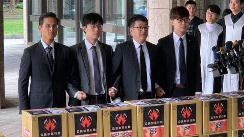 罢韩四君子2019年12月26日赴中央选举委会递交第一阶段3万份罢韩连署书(RFA资料照、记者黄春梅摄)