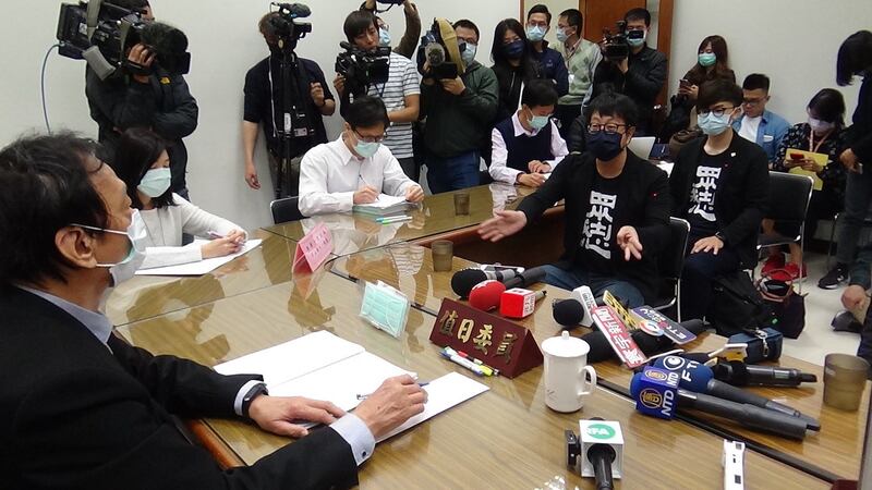 “罢韩四君子”赴监察院递交检举书,由值班监委接受。(记者夏小华摄)