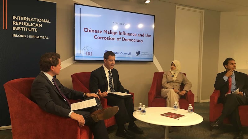 9月25日,国际共和研究所(International Republican Institute)举办了关于一份研究报告《中国的恶性影响和对民主的侵蚀》的研讨会,该报告的主要负责人大卫·舒尔曼(David Shulman)和其他研究员在进行小组讨论。(薛小山摄影)