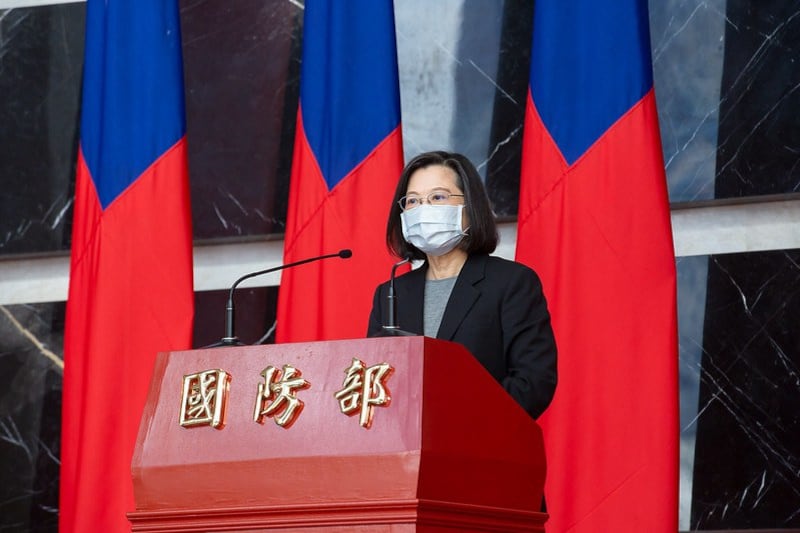 台湾的总统蔡英文出席2022年下半年陆海空军晋任将官勖勉典礼,周二她将宣布强化全民国防兵力结构调整方案。(台湾的总统府提供)