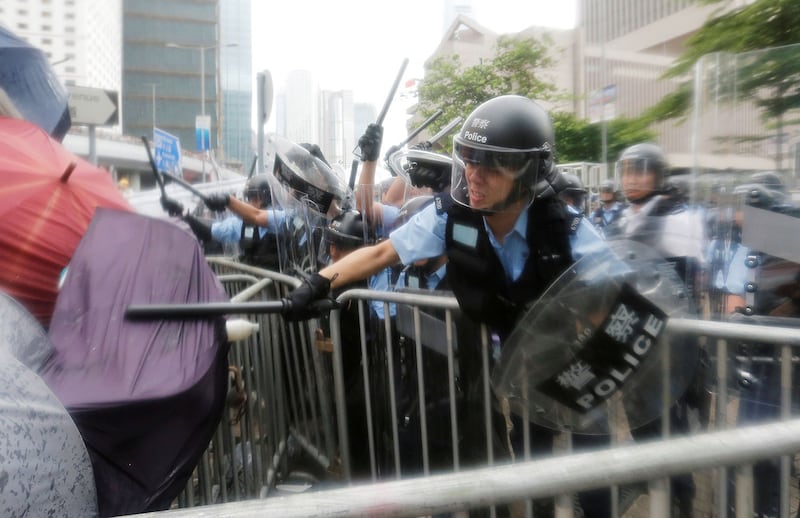 2019年6月12日,香港市民反《逃犯条例》的示威活动中,抗议者被防暴警察袭击。(路透社)