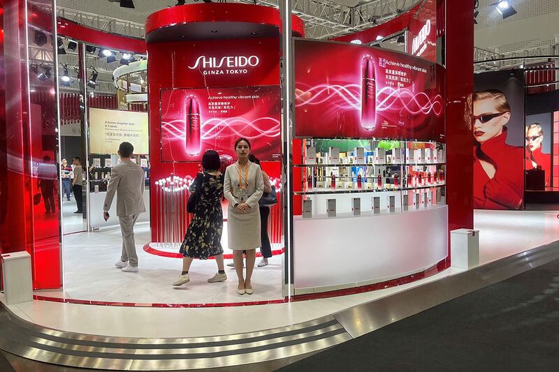 中国博览会上的资生堂展位。去年,资生堂在中国市场净销售额同比减4%至2479亿日圆(约110元人民币)。(路透社图片)