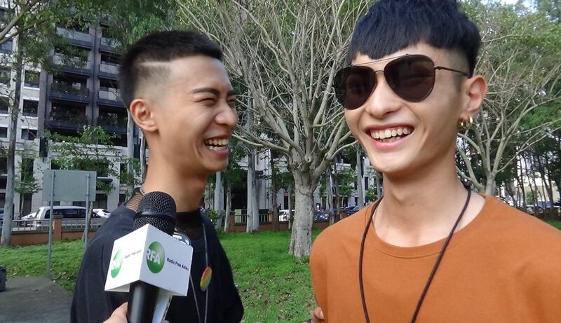 参与苗栗同志游行男同志艾格(左)受访。(记者夏小华摄)