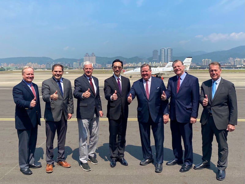 美国联邦众院拨款委员会国防小组主席卡尔沃特(Ken Calvert )3月15日到16日率团搭乘行政专机访台。(台湾的外交部提供)
