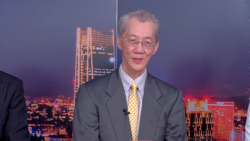 国立台湾大学政治学系名誉教授明居正指出,关税战背后是战略考量。(截屏自《亚洲很想聊》节目)