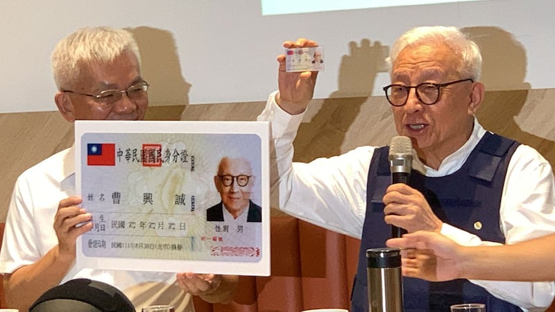 联电创办人曹兴诚1日召开国际记者会,秀出中华民国身分证,宣布恢复中华民国台湾籍,放弃新加坡籍,表示很高兴能与台湾同胞一起抗共保台,捍卫国家。(记者夏小华摄)