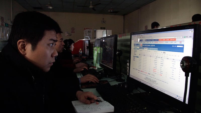 根据中国《中国互联网络发展状况统计报告》显示,截至2019年6月,中国网民规模达8.54亿,互联网普及率达61.2%。图为北京一网吧。(美联社)