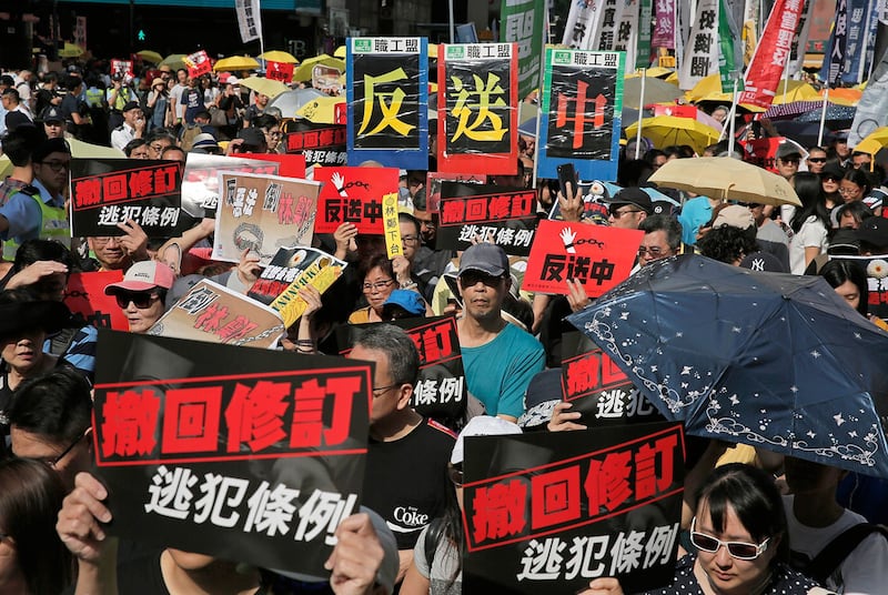 2019年4月28日,为了反对香港的《逃犯条例》修订草案,由民间人权战线等组织发起了有13万港人走上街头的游行示威,呼吁香港特区政府撤回与引渡法有关的《逃犯条例》修正案。(美联社)