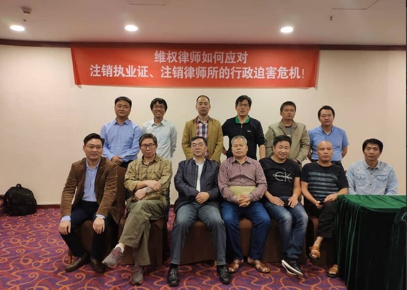 2018年11月4日,“中国律师后俱乐部”成员在广州聚会,前排右二为覃永沛律师。(覃永沛推特)