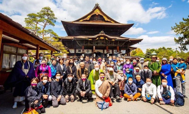 日本长野县善光寺外,抗议者合影。(志愿者提供/记者乔龙)