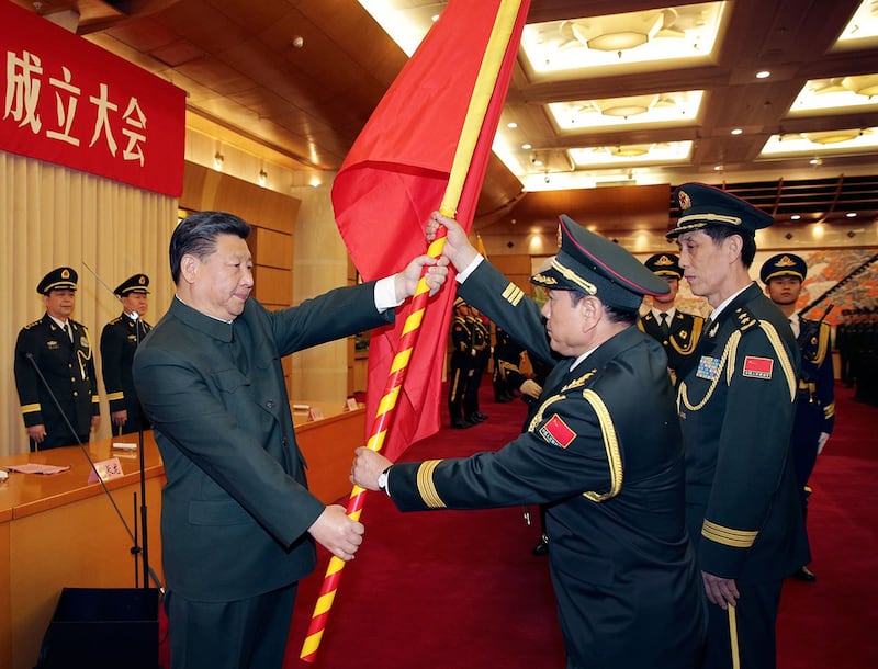 2015年12月31日,习近平将军旗授予火箭军司令员魏凤和(中)、政治委员王家胜(右)。(Xinhua via AP)