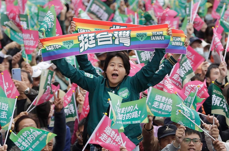 2023年12月3日,台湾民进党总统候选人赖清德在台北发起竞选活动,支持者欢呼雀跃。台湾将于2024年1月13日举行总统选举。(美联社)