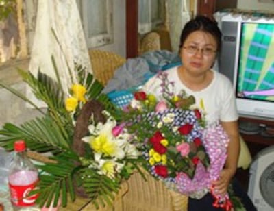 LS. Lê Thị Công Nhân khóc khi nhận những bó hoa của bạn bè gởi đến sau khi cô ra tù.