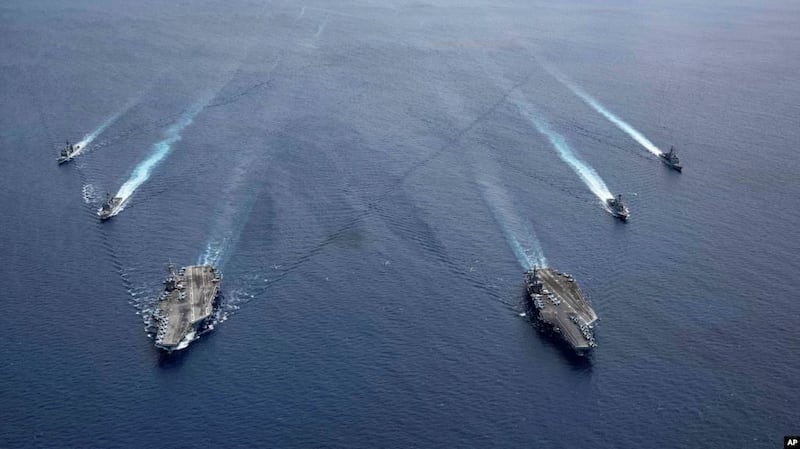7月初以来,美国里根号和尼米兹号双航母打击群两度以作战编组进入南海。(美联社)