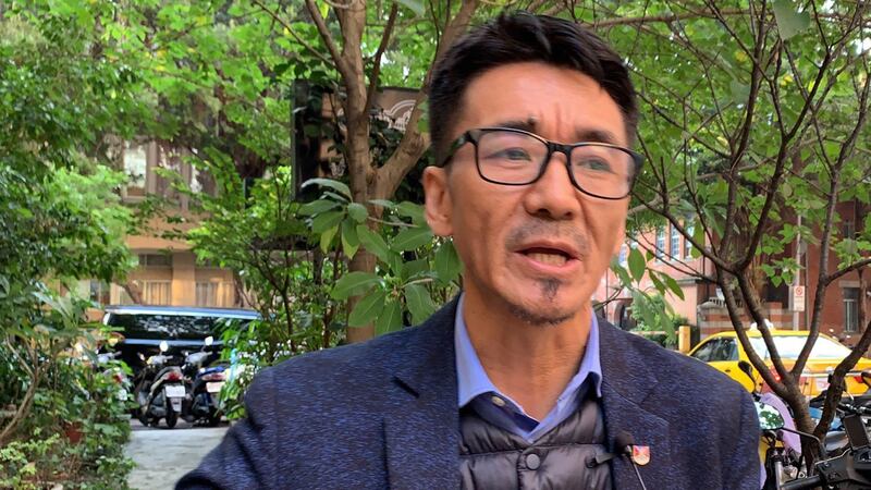 国际特赦组织台湾分会理事、在台西藏人札西慈仁爆料310西藏抗暴纪念日前夕,西藏自治区藏人被下禁足令。(记者夏小华摄)